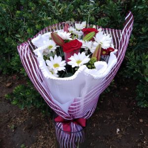 Ramo con flores mixtas, envueltas en malla