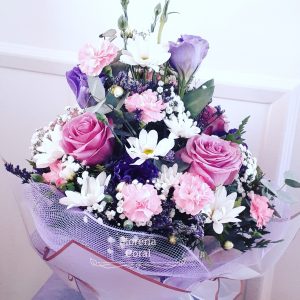 arreglo floral en colores lila