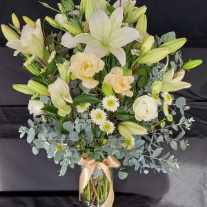 flores blancas en florero