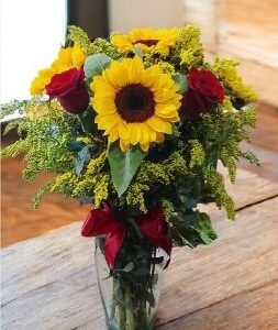 florero en girasoles y rosas