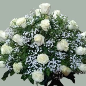 cubre urna de 30 rosas blancas